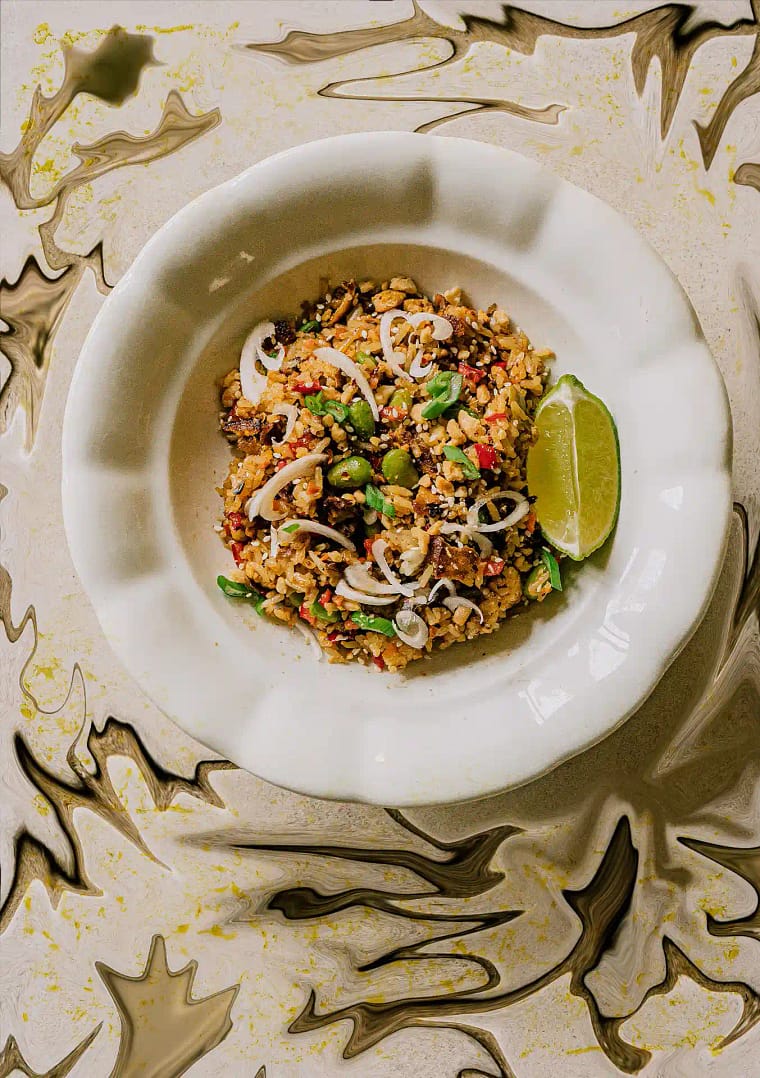 Arroz frito con verduras y tofu