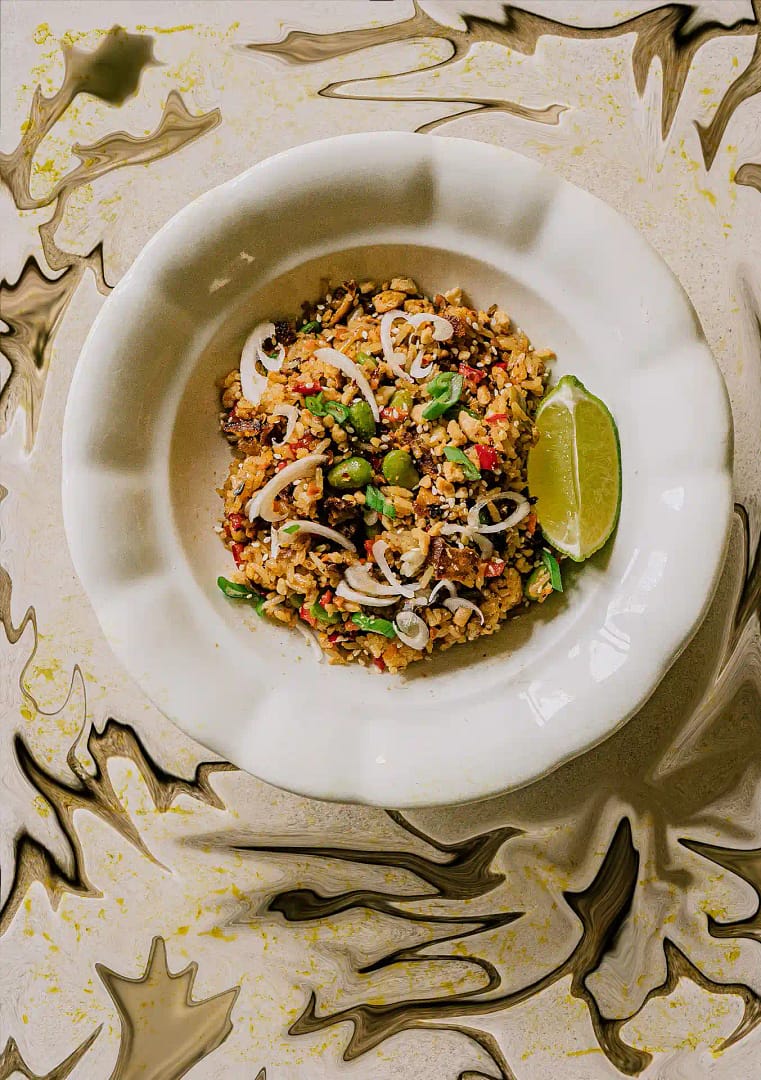 Arroz frito con verduras y tofu