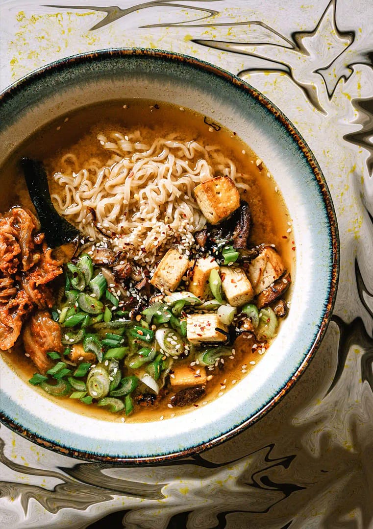 Ramen express de tofu, shiitake y miso